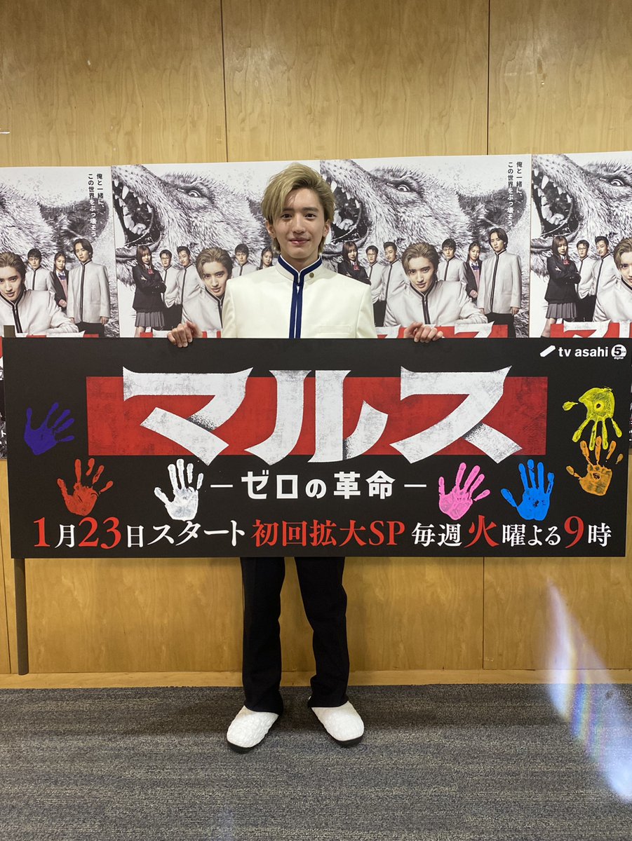 Old_HelloWorld's tweet image. Shunsuke Michieda of #NaniwaDanshi in costume at a promotional event for his upcoming starring drama #Mars!

"This role is the total opposite of who I really am. It's been so much fun to play, and I hope it entertains all of you too!"

#マルスｰゼロの革命ｰ