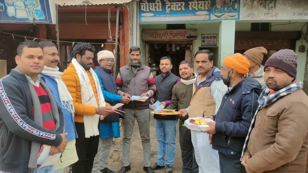 ManojGuptaMT's tweet photo. प्रभु श्री राम जी के भव्य मंदिर प्राण प्रतिष्ठा के उपलक्ष्य में अयोध्या नगरी से आये हुये #पूजित_अक्षत (दल) और पत्रक को नगर के समस्त हिंदू जनमानस के घर-घर और  दुकान पर जा कर वितरित कर 22 जनवरी को धूम धाम से दीप जलाकर व भजन कीर्तन, आरती कर उत्सव मनाने का आग्रह किया l🪔
जय श्री राम https://t.co/qQw18K0YdX