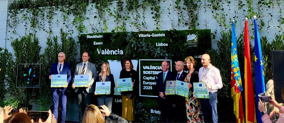 Pleased to hand over the first plaques to #MissionCities with EU Mission Label today in #Valencia!
Congrats to Mannheim, Valencia, Valladolid, Vitoria-Gasteiz, Zaragoza, Klagenfurt, and Cluj-Napoca on leading the way to #climateneutrality🌿
#EUMissions