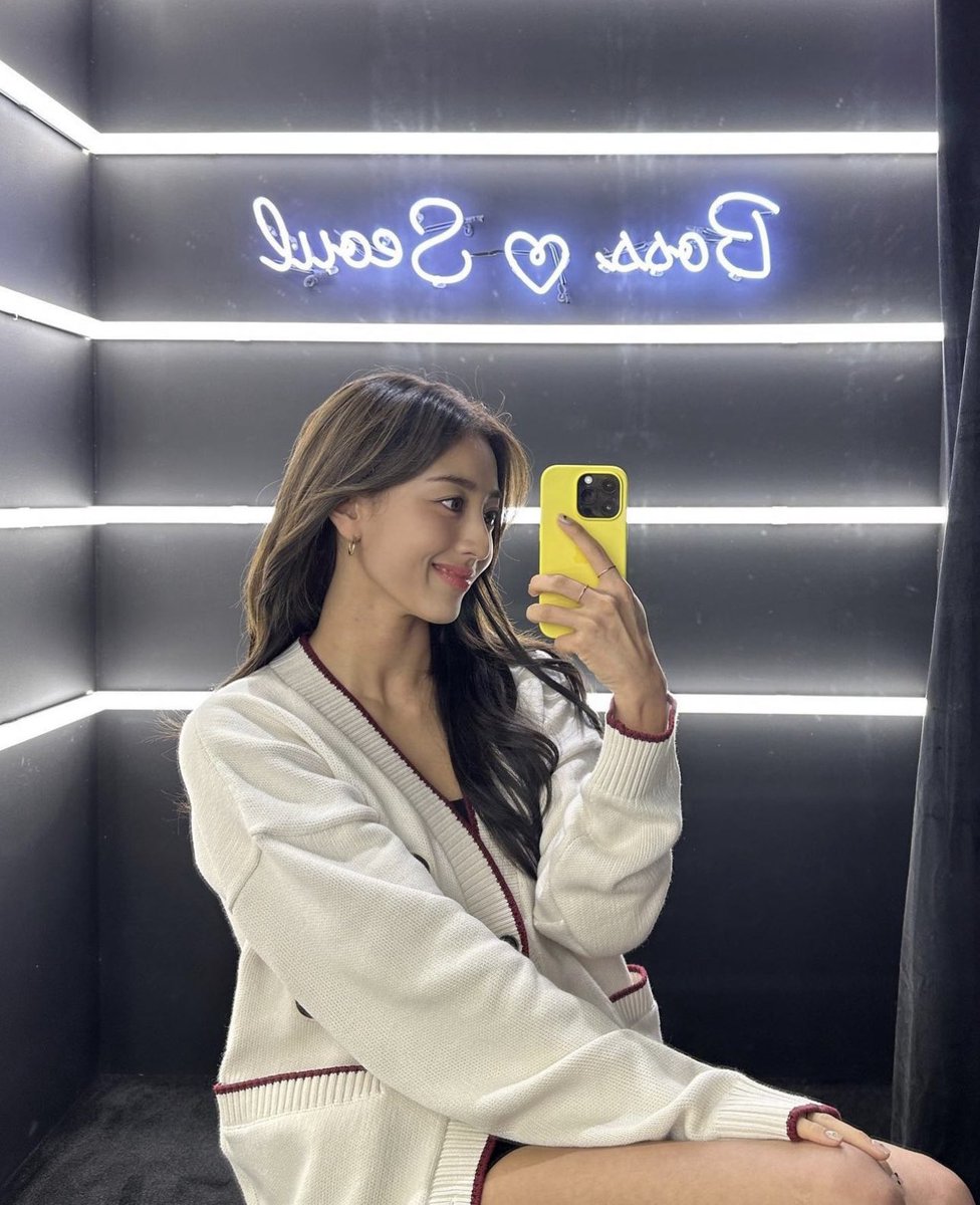 good morning this is my first selfie of the year! it’s a Friday, so, I figured i’d share one with you all. my day has just begun and so far, I have no complaints. I hope you’re all having a lovely day or evening, little darlings. take care of yourselves for me! 🎀