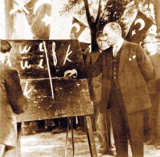 @Uzaktan_Gelen_ Göktürk alfabesini Arap alfabesiyle değişti, bir gecede cahil kaldık. Atamızın anıtlarını okuyamıyoruz

Yazılanlar gerçek, Erkeklerde %8 okur yazar demek toplamda %4 demektir. Bunun da yarısı azınlık. Osmanlı azınlığa mecbur bırakılmış. 

600 yıllık ihmal, 80 yılda anca telafi