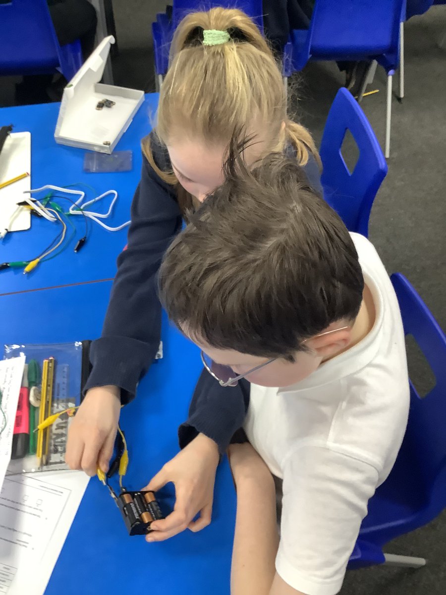 QueenswayPS's tweet photo. Year 5/6 loved exploring and tinkering with the Crumble kits as part of our new Computing unit about physical computing. We assembled the Crumble controllers and Sparkles to make them flash, before connecting it to our own program. #QueenswayComputing @WeAreComputing @RedfernElec https://t.co/J9G8hg4imF