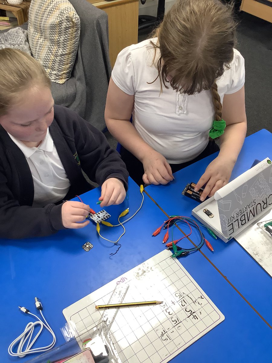 QueenswayPS's tweet photo. Year 5/6 loved exploring and tinkering with the Crumble kits as part of our new Computing unit about physical computing. We assembled the Crumble controllers and Sparkles to make them flash, before connecting it to our own program. #QueenswayComputing @WeAreComputing @RedfernElec https://t.co/J9G8hg4imF