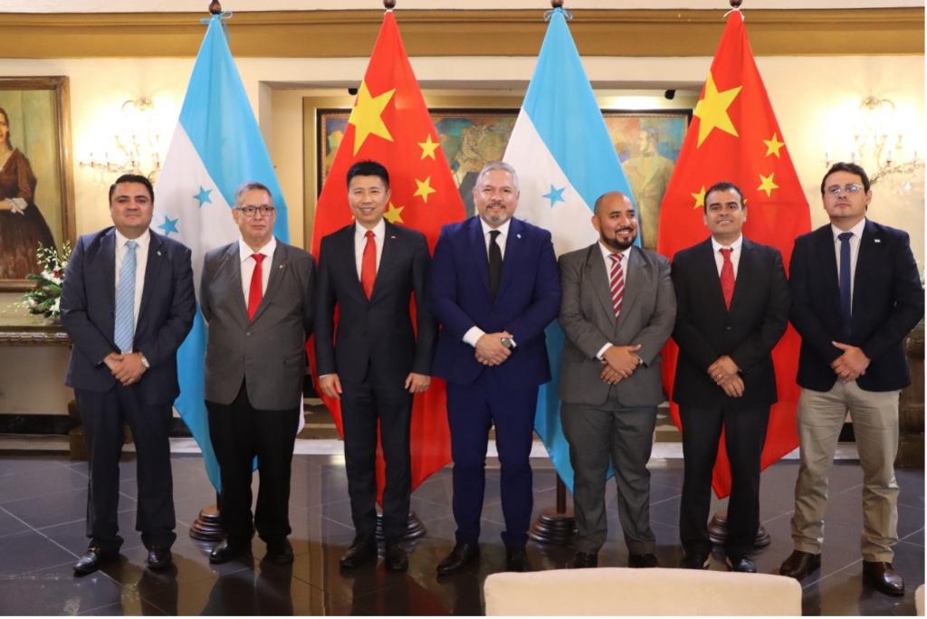 XHespanol's tweet photo. El secretario (ministro) de @Educacion_HN, @SpondaDaniel, el canciller de Honduras, @EnriqueReinaHN, y el embajador de #China en Honduras, Yu Bo, presentaron en la Casa Presidencial, sede del Ejecutivo de #Honduras, un proyecto de "Intervención Integral en Infraestructura y Equipamiento de Centros Educativos de Honduras", el cual, con apoyo económico y la cooperación de China, busca beneficiar al sector educativo del país centroamericano ➡️ https://t.co/LkQ1GzBErn
#sobrechina 🇨🇳 #futurocompartido