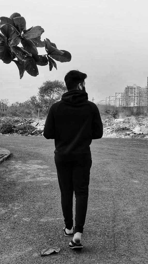 اچھا جی کہتے ہیں کہ!

بدلا جو وقت، گہری رفاقت بدل گئی
سورج ڈھلا تو سائے کی صورت بدل گئی

ایک عمر تک میں اسکی ضرورت بنا رہا
بھر یوں ہوا کہ اسکی ضرورت بدل گئی💔
#معصوم