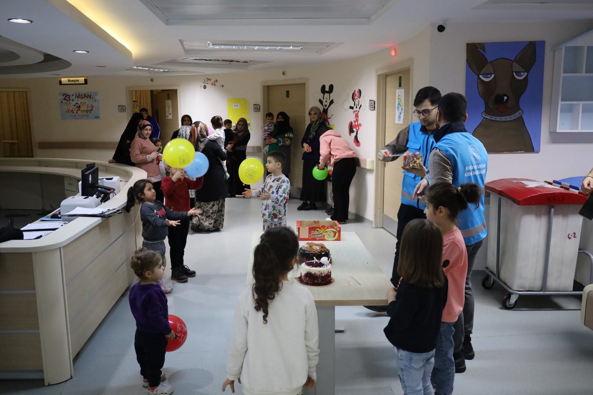 📍🏢 GSB Muş Danişmend Gazi Yurdu

Yurdumuzda Gönüllü Gençlerimiz, Muş  Devlet Hastanesi’nde tedavi görmekte olan çocuklarımızı ziyaret etti.
Çocuklarımıza pasta keserek, hediyeler dağıtan Gençlerimiz çocuklarla birlikte oyunlar oynayarak, şarkılar söylediler. 🎂 🎁 🎈🥰
<a href="/OA_BAK/">Dr. Osman Aşkın Bak</a>