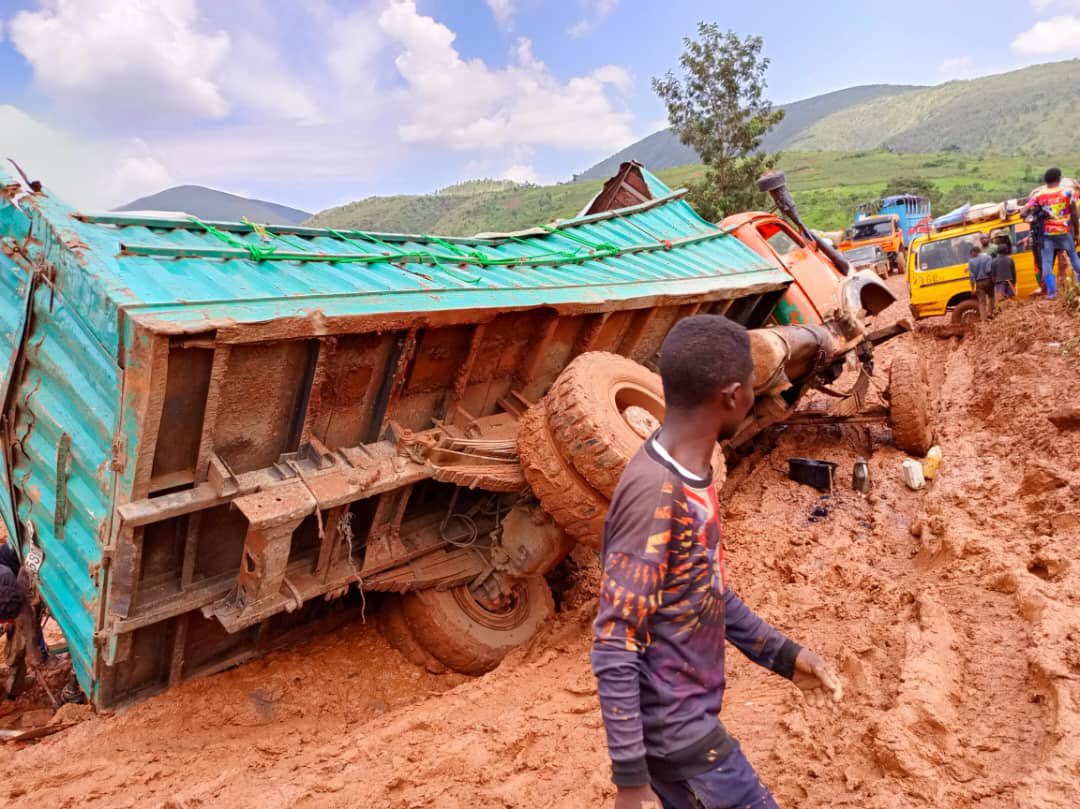 baleke_gedeon's tweet photo. #RDC:La ville de Bukavu risque d’être totalement enclavée à cause des routes non existantes et fortement délabrées. Tous les axés routiers qui lient la ville aux autres territoires sont impraticables. Il s'agit des axes routiers suivants: 
BUKAVU❌SHABUNDA
BUKAVU❌UVIRA-FIZI
BUKAVU❌MWENGA
BUKAVU❌KALEHE
BUKAVU❌WALUNGU
BUKAVU❌BUNYAKIRI
BUKAVU❌GOMA
La campagne électorale s’est terminée.
Nous n’allons pas tolérer vos alibis.
MARABA KAMA HAMU JENGE IZI BARABARA TUTA BA PIGA MAJIWE MU 2028 .
@causahonoris243 @TheoKASI @VitalKamerhe1 @PLukwebo