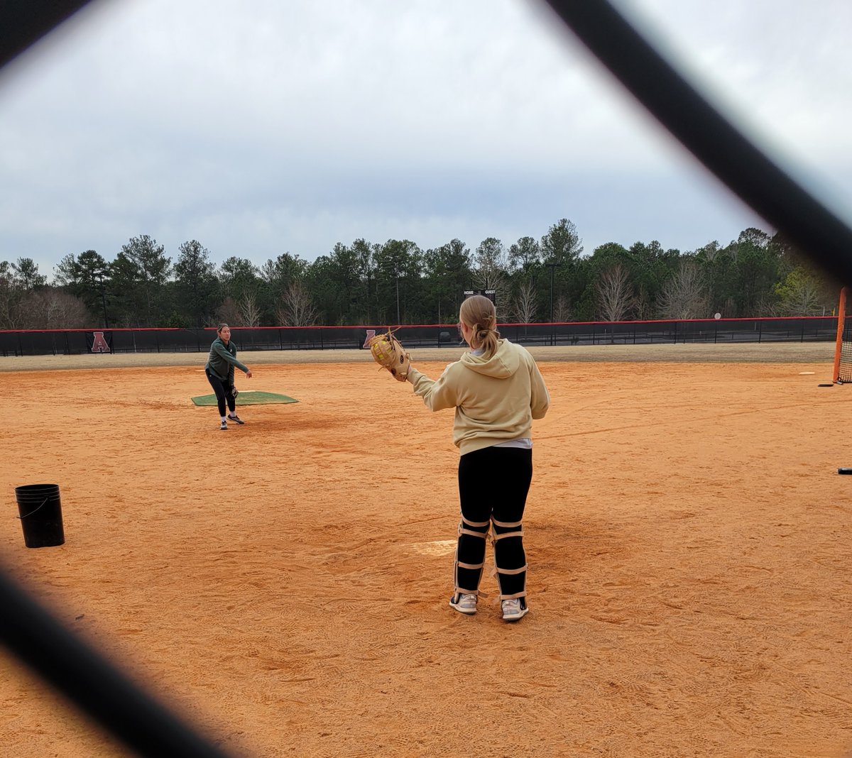 EllieCurtis2027's tweet image. The spring tournaments will be COLD.  Might as well get used to it! 

#ecbullets #softball #travelball #catcher