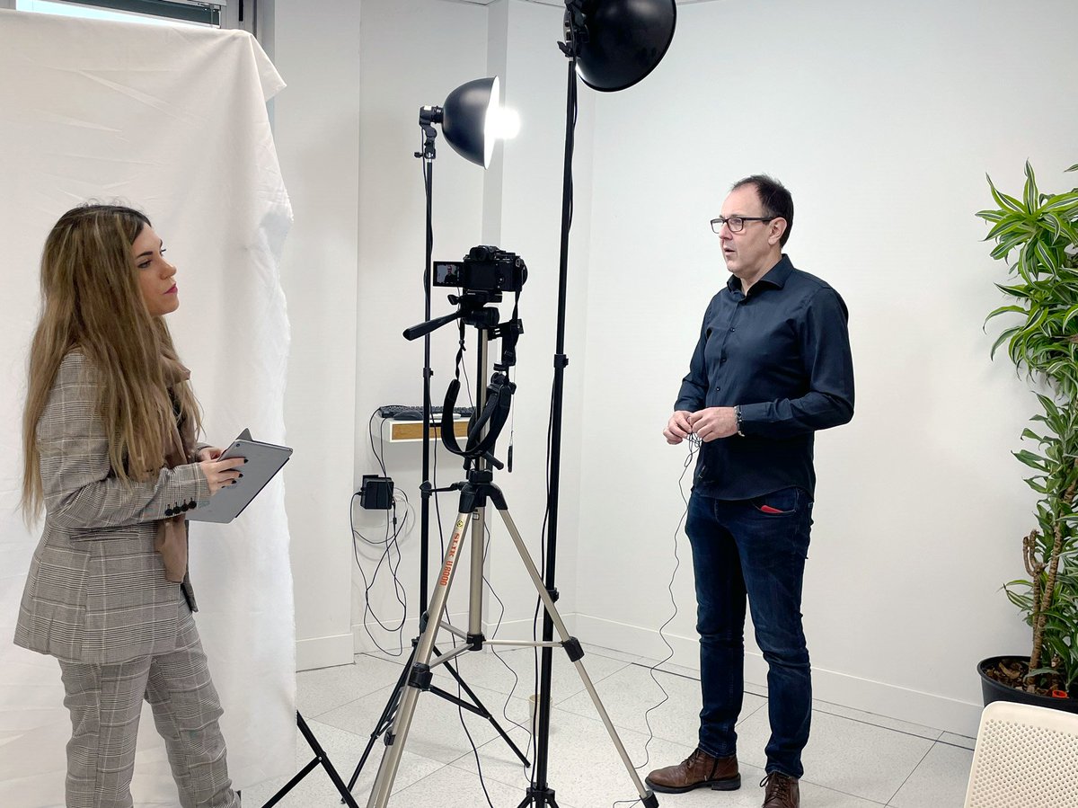 Nuestro Iker Barrena nos está preparando bastantes sorpresas para estos meses... 🎙 Por el momento ya tenemos nuestro set montado😉 ¿Qué vendrá? 
#StayTuned