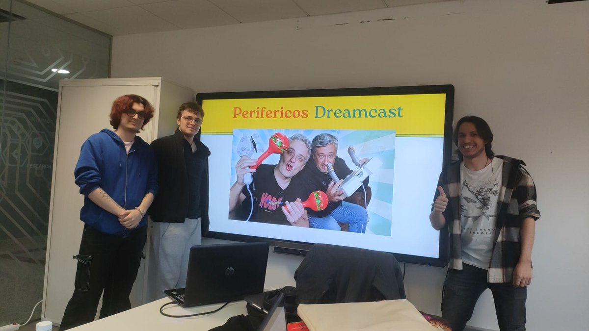 Mira, <a href="/jlsanzf/">José Luis Sanz</a> , nos ponen de ejemplo en trabajos de la <a href="/UEuropea/">Universidad Europea</a> . Tú sales guapo. Yo, con ojeras. ¡Muchas gracias a <a href="/Aytharu_Oficial/">Aytharu</a> <a href="/BeyondVicks/">Vee</a> y <a href="/thyago/">thyago</a> , decid al profe que os ponga un 10!