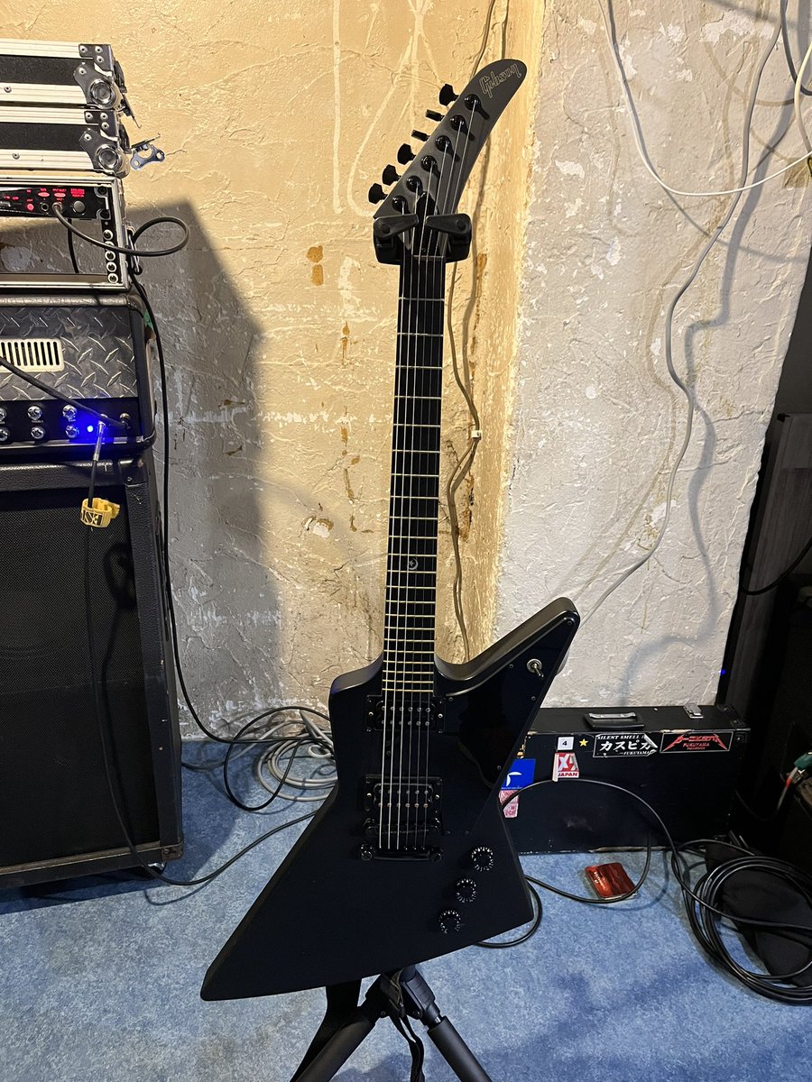 Michael_hone_'s tweet photo. 使用機材
ギター：GIBSON Explorer gothic
アンプ：Mesa Boogie  DUAL RECTIFIER SOLO HEAD
キャビネット：PEAVEY 5150のキャビをDIYで大改造(スピーカー：CELESTION Vintage 30 8Ω×2  EMINENCE PA-S1506 8Ω×2)
チューナー：KORG DTR-2000BL
エフェクター：CRYBABY 定番のトゥルーバイパス改造済み https://t.co/yNJzMnPZKB