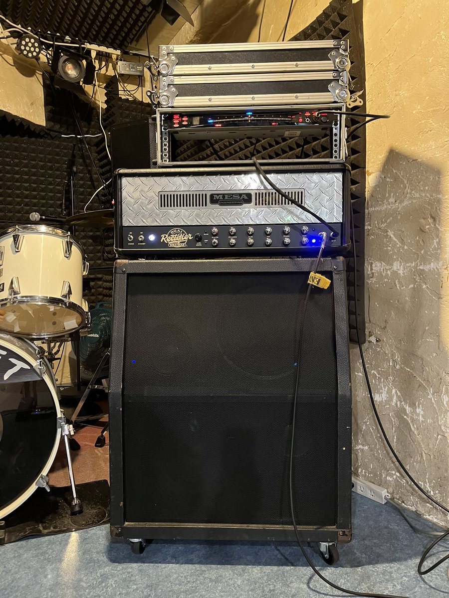 Michael_hone_'s tweet photo. 使用機材
ギター：GIBSON Explorer gothic
アンプ：Mesa Boogie  DUAL RECTIFIER SOLO HEAD
キャビネット：PEAVEY 5150のキャビをDIYで大改造(スピーカー：CELESTION Vintage 30 8Ω×2  EMINENCE PA-S1506 8Ω×2)
チューナー：KORG DTR-2000BL
エフェクター：CRYBABY 定番のトゥルーバイパス改造済み https://t.co/yNJzMnPZKB