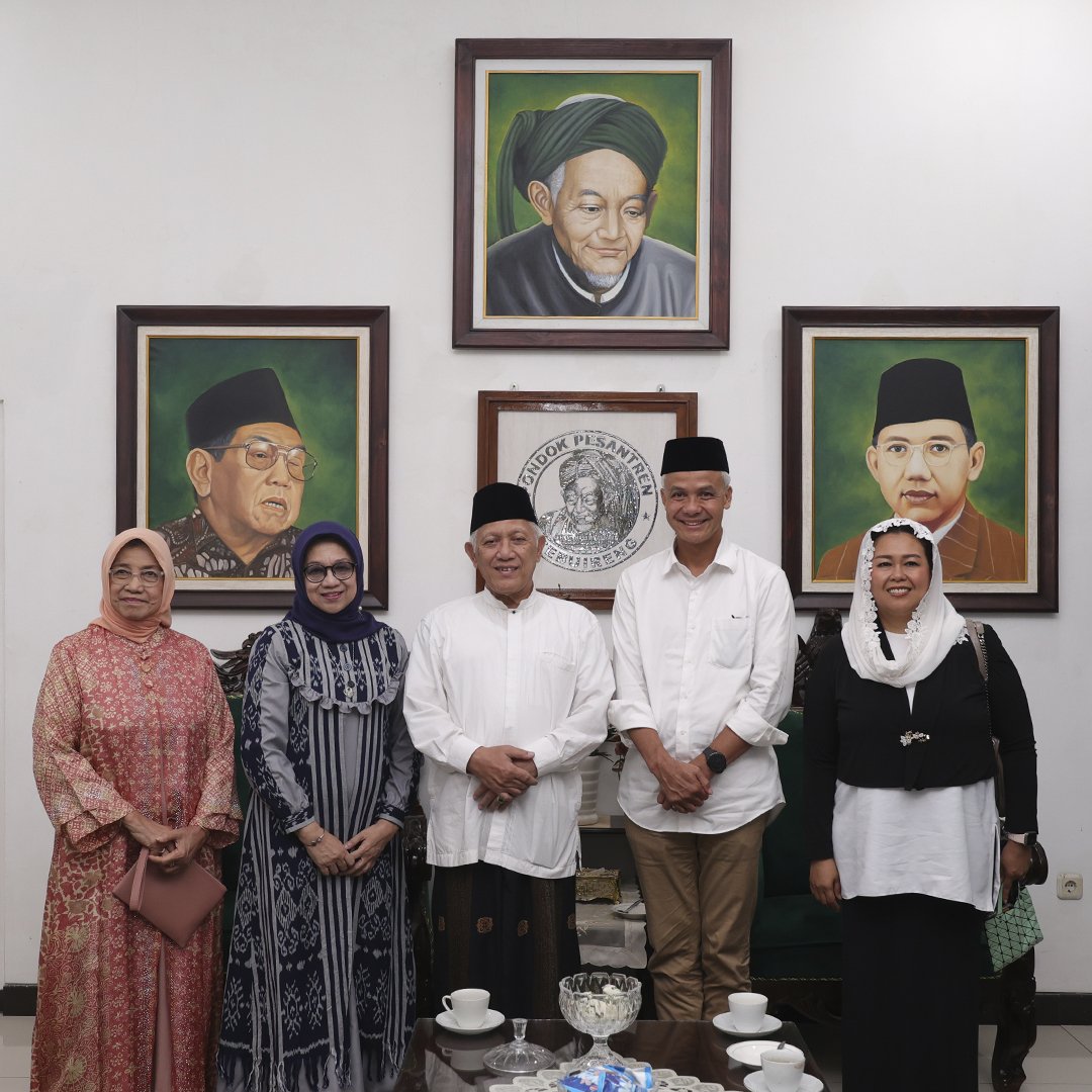 ganjarpranowo's tweet photo. Gus, sudah 14 haul panjenengan yg kami lalui. Tapi semakin mengenangmu justru membuat kami semakin kangen. Saya juga kangen membuatkan mie goreng tengah malam untuk panjenengan, gus. Kangen mendengar guyonan yang sebenarnya itu adalah cara panjenengan menasehati. 

Hari ini saya sowan, Gus, ziarah. Sebagai penawar kangen dan mengenang segala teladan yang kau tinggalkan untuk kami bagaimana mestinya menjadi manusia Indonesia seutuhnya. Bukan manusia yang mengutamakan kepentingan pribadinya.

#GanjarMahfud2024