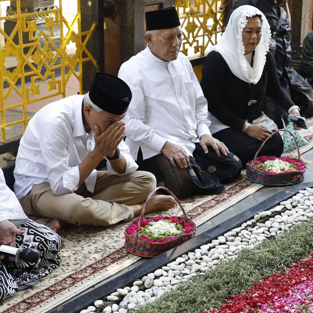 ganjarpranowo's tweet photo. Gus, sudah 14 haul panjenengan yg kami lalui. Tapi semakin mengenangmu justru membuat kami semakin kangen. Saya juga kangen membuatkan mie goreng tengah malam untuk panjenengan, gus. Kangen mendengar guyonan yang sebenarnya itu adalah cara panjenengan menasehati. 

Hari ini saya sowan, Gus, ziarah. Sebagai penawar kangen dan mengenang segala teladan yang kau tinggalkan untuk kami bagaimana mestinya menjadi manusia Indonesia seutuhnya. Bukan manusia yang mengutamakan kepentingan pribadinya.

#GanjarMahfud2024