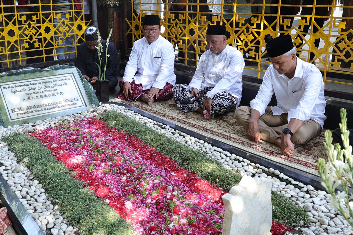 ganjarpranowo's tweet photo. Gus, sudah 14 haul panjenengan yg kami lalui. Tapi semakin mengenangmu justru membuat kami semakin kangen. Saya juga kangen membuatkan mie goreng tengah malam untuk panjenengan, gus. Kangen mendengar guyonan yang sebenarnya itu adalah cara panjenengan menasehati. 

Hari ini saya sowan, Gus, ziarah. Sebagai penawar kangen dan mengenang segala teladan yang kau tinggalkan untuk kami bagaimana mestinya menjadi manusia Indonesia seutuhnya. Bukan manusia yang mengutamakan kepentingan pribadinya.

#GanjarMahfud2024