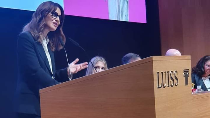 Dov'è il video di Paola Cortellesi alla Luiss? Io l'ho non l'ho visto, ma tutti lo commentano. Non vorrei mai pensare che si sia montata una polemica sul nulla, tipo due titoli di quarta mano a confermare i propri bias. Quindi uscite questo video o finitela di parlare a vanvera.