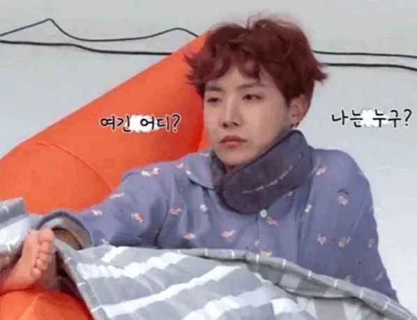 یه خواب خیلی احمقانه دارم که سالهاست داره تکرار میشه، اینطوری که یه موتور با دوتا سرنشین افتادن دنبالم منم کفش پاشنه‌بلند پامه نمیتونم فرار کنم! بعد جالب اینجاست اوناهم هیچوقت بهم نمیرسن ولی همش دنبالمن😐
یعنی اگه تو واقعیت اینطوری بشه میزارم کونشون فقط نمد چرا تو خواب اینجوریه💀