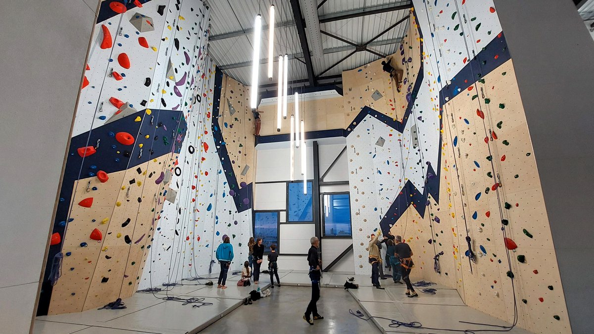 𝐀̀ 𝐯𝐨𝐬 𝐦𝐚𝐫𝐪𝐮𝐞𝐬, 𝐩𝐫𝐞̂𝐭𝐬... 𝐆𝐑𝐈𝐌𝐏𝐄𝐙 ! 🧗
𝕆𝕦𝕧𝕖𝕣𝕥𝕦𝕣𝕖 de la nouvelle salle d’escalade 𝐓𝐇𝐄 𝐑𝐎𝐎𝐅 𝐕𝐄𝐑𝐂𝐎𝐑𝐒 à Bourg de Péage.
Un chantier réalisé par Icare Développement en contractant général.