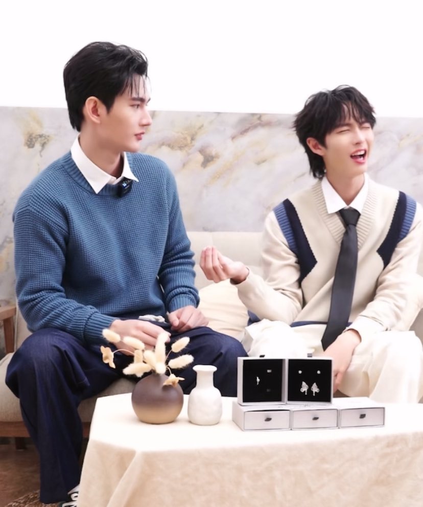 Lunar_xk's tweet photo. 🐱: Can you wear it?
🐶: Oh, I can't wear it
🐶: *gives earring to🐱
🗣&🐶: There is no🪞
🐱: *puts earring on🐶
🐶: Ouch👀
🐱: 👀 just a bit
🐶 pretending 🤣, like in PitBabe 😂
🐱 spoils 🐶 too much 🤭
#TISHIXPOOHPAVEL #PavelPooh #pavelphoom #ppoohkt
https://t.co/cEojLtGllo