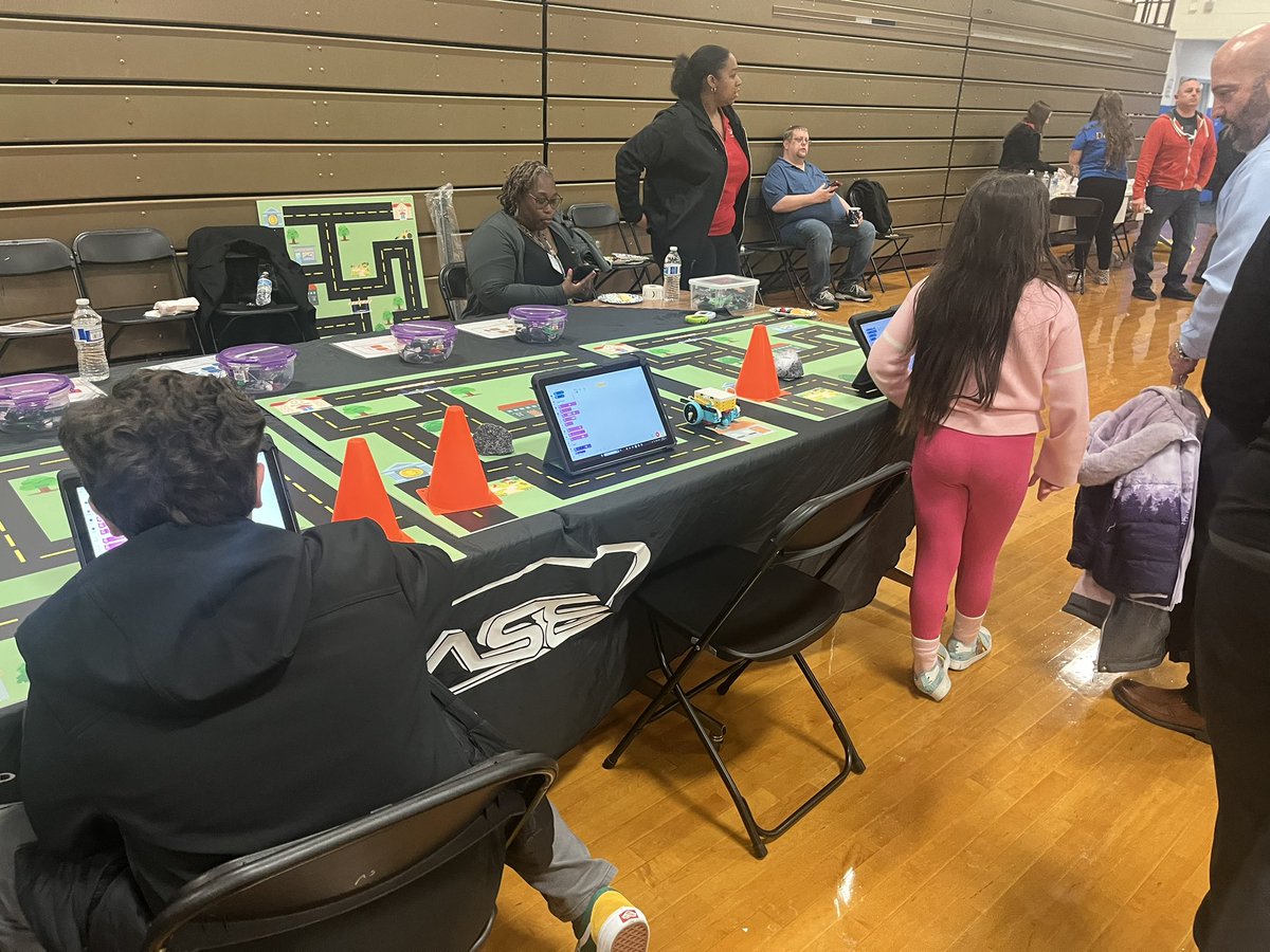 DrChrisOtt's tweet photo. Great night at @MTMSMustangs  for our 2nd Family STEM Night with Ms. Simister and the Engineering Team!! Thanks to the MTEA for the fantastic spread at dinner!!! Great work Mustangs!!! https://t.co/CjIdoiZ5aH