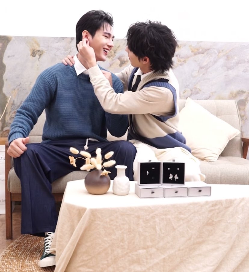 Lunar_xk's tweet photo. Now it's 🐶 turn to put the earring on 🐱 ... it's like exchanging rings🤭
Pooh chose a very interesting position to put the 👂💍 on Pavel 😂
So sweet with each other
#TISHIXPOOHPAVEL #PitBabeTheSeries #PavelPooh #pavelphoom #ppoohkt @pavelphoom @ppoohkt
https://t.co/dKfSl5Vija