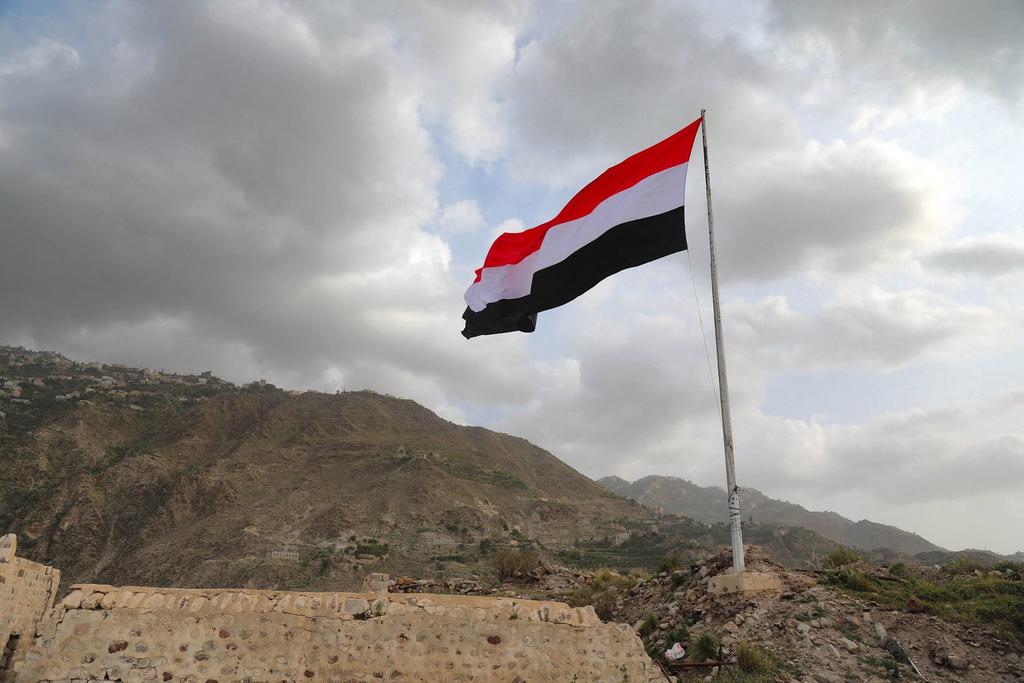 لم نمُت عندما تحالف علينَا إخواننَا
أتظنون أن نتأثر بطعنات الأعداء.