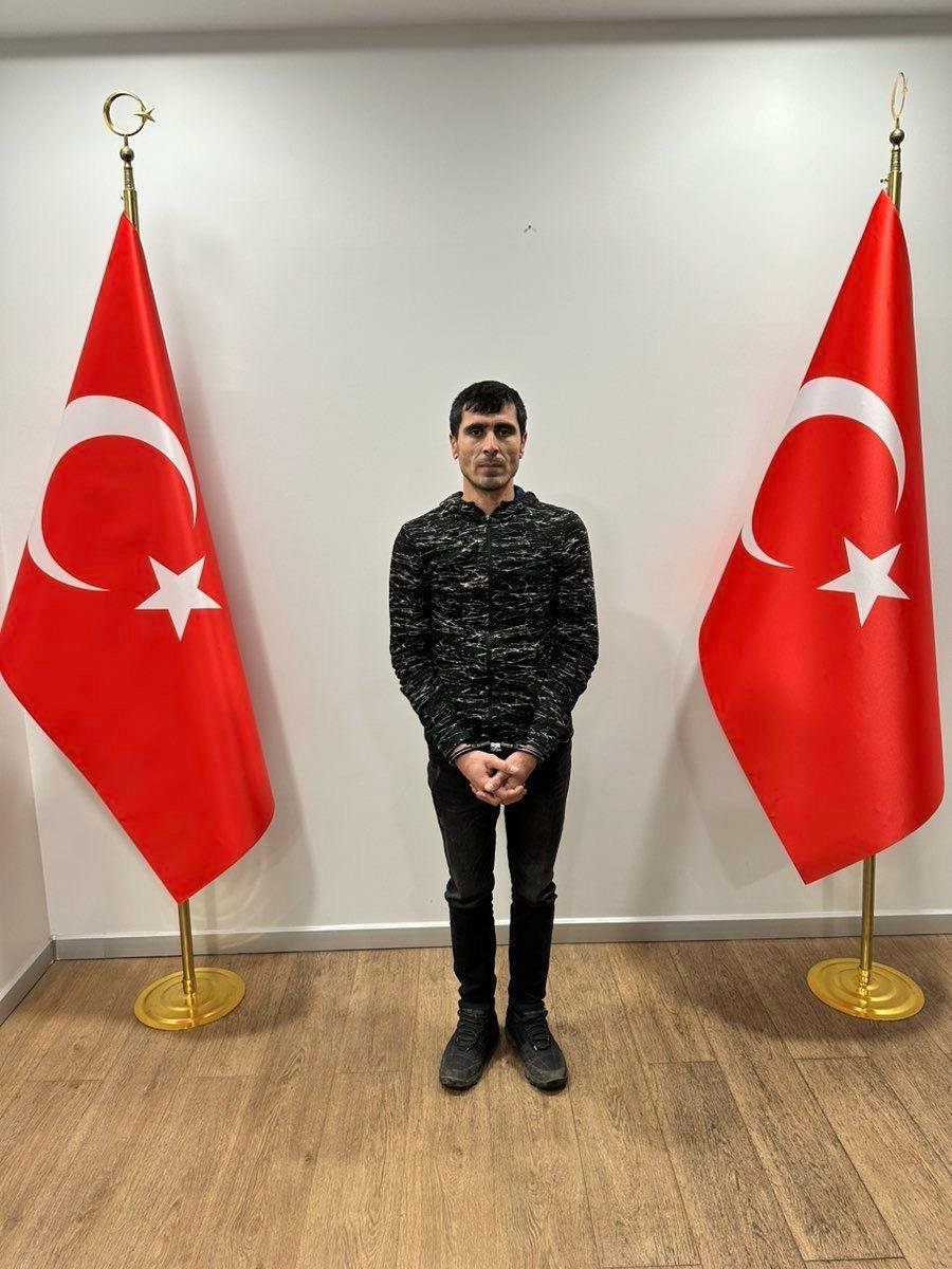 MİT, Avrupa'ya kaçmaya hazırlandığı tespit edilen terör örgütü #PKK/KCK'nın sözde sorumlularından #SerhatBal'ı, sınır ötesi operasyonla yakalayarak Türkiye'ye getirdi.