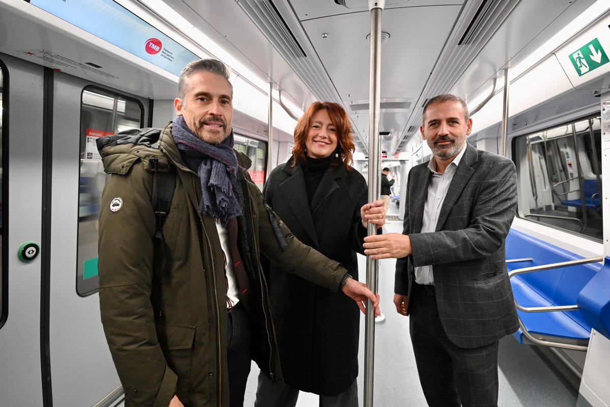 TMB (@tmb_barcelona) on Twitter photo 🆕🚇 #TMB ja té en servei la meitat dels nous trens #metrobcn de les sèries 7000 i 8000.
La presidenta de TMB, <a href="/laiabonetrull/">Laia Bonet</a> i el Conseller Delegat, Xavier Flores, han assistit avui a la posada en servei de la 25à unitat del total dels 50 nous trens de les sèries 7000 i 8000.🧵 🆕🚇 #TMB ja té en servei la meitat dels nous trens #metrobcn de les sèries 7000 i 8000.
La presidenta de TMB, <a href="/laiabonetrull/">Laia Bonet</a> i el Conseller Delegat, Xavier Flores, han assistit avui a la posada en servei de la 25à unitat del total dels 50 nous trens de les sèries 7000 i 8000.🧵