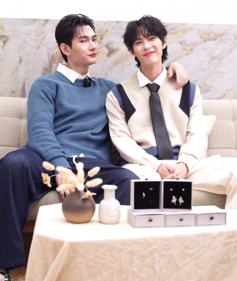 Lunar_xk's tweet photo. 🐱: Chill chill
🐶: *leans back too
🐱: *puts arm around 🐶
🐱: Feel like home 😌
That was smooth Pavel 😂
Like "home" 👀
And Pooh looks extra tiny today 🤏
#TISHIXPOOHPAVEL #PitBabeTheSeries #PavelPooh #pavelphoom #ppoohkt @pavelphoom @ppoohkt
https://t.co/ubCIOXTQ9E