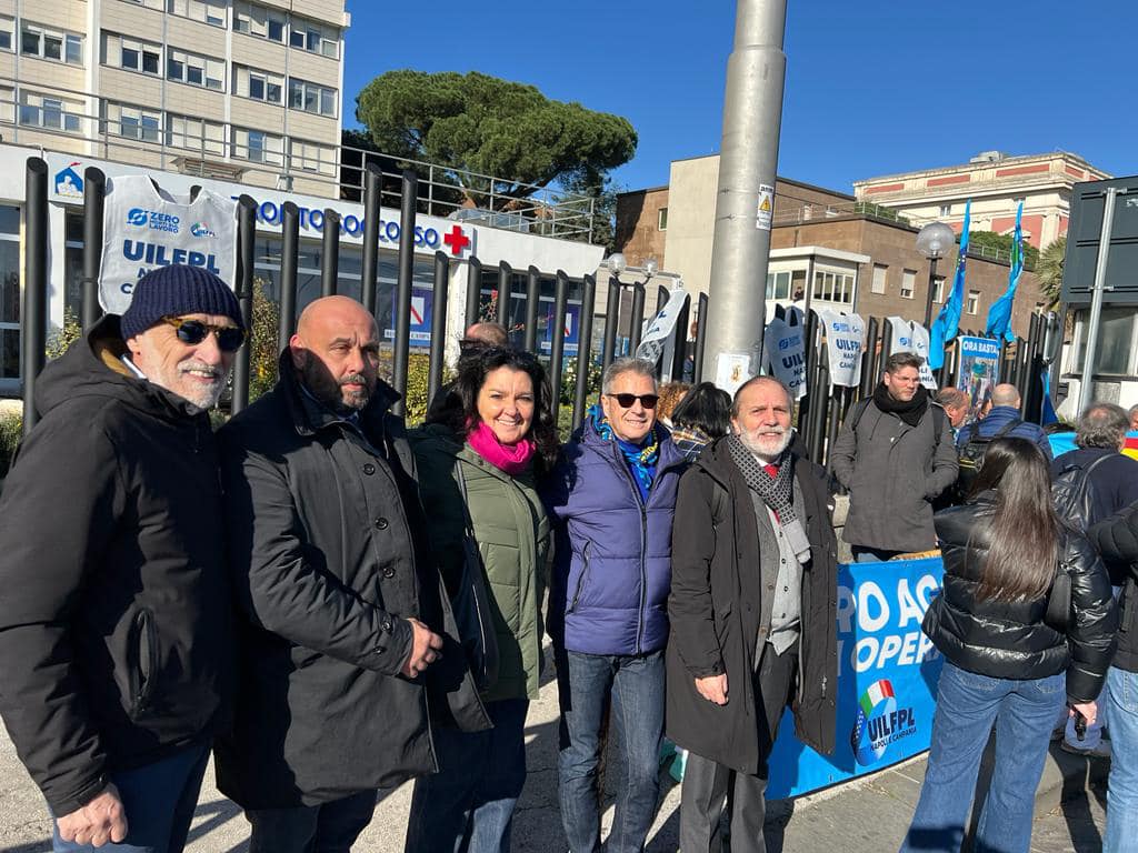 “Basta aggressioni, basta violenza, vogliamo lavorare in sicurezza, vogliamo rispetto”:  il grido di protesta delle lavoratrici e dei lavoratori che questa mattina, presso gli ospedali e i pronto soccorso di Napoli e delle altre province, hanno organizzato Uil e  Uil Fpl Campania