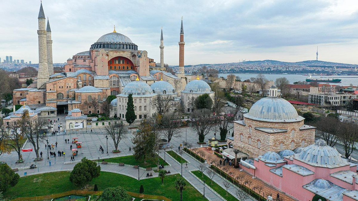 #Ayasofya'ya turistlerin giriş ücreti kişi başı 25 euro oldu.