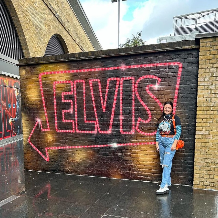 Another few months of being open, another round of iconic guest photos… 📷 Photos: @charliemacxo + @deanjkenneth + @hollyhocksjewellery #elvisexhibition