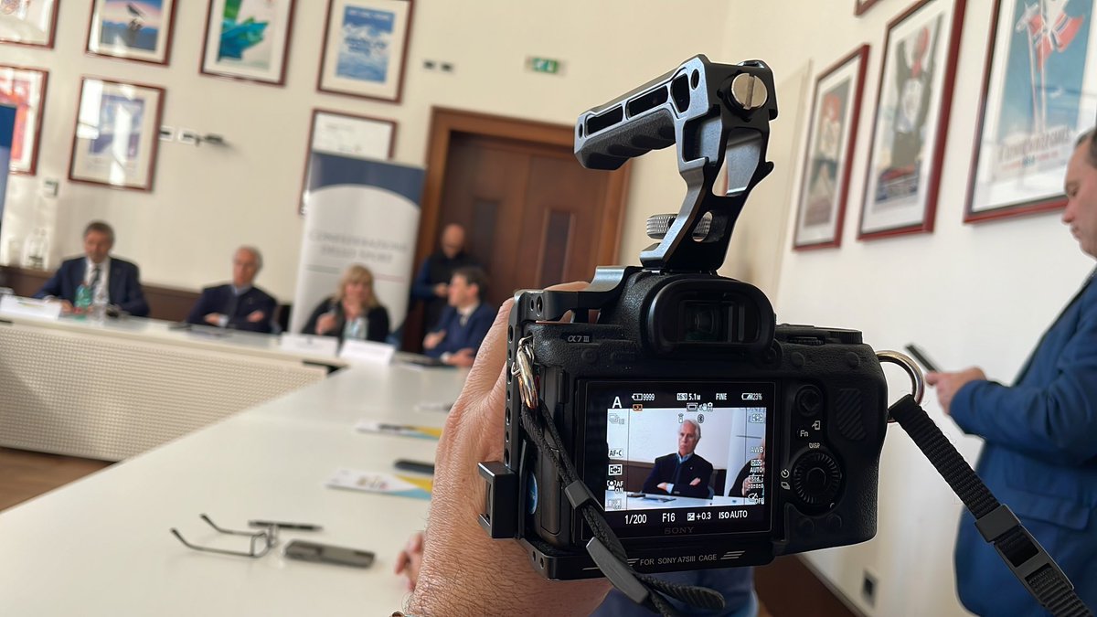DPbox's tweet photo. Riprese alla conferenza stampa per la firma del nuovo #contratto #ccnl dello #sport #palestre #impiantisportivi #steward presso il @Coninews per il #TGLab 662 della @FisascatCisl75 https://t.co/BAdOyGFrBB