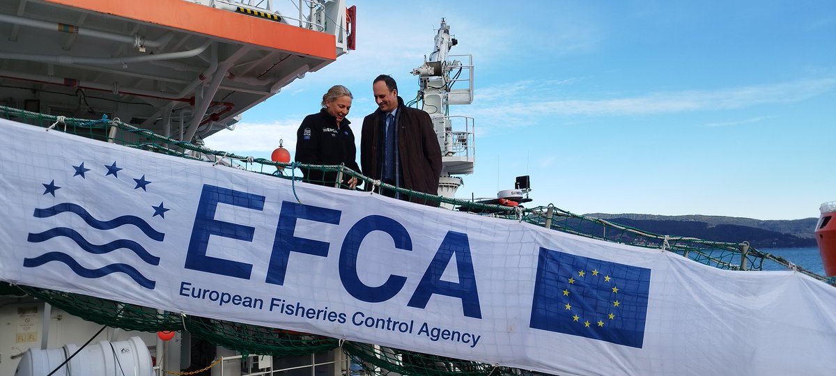 PuertoDeVigo's tweet photo. 🤝Gracias a @EFCA_EU y a su directora @susan_steele_ por invitarnos a conocer más de cerca el buque #OceanProtector, fletado por la Agencia Europea de Control de la Pesca para apoyar a los estados miembros en la protección de los recursos naturales 👏 https://t.co/GLOfVRQP7u
