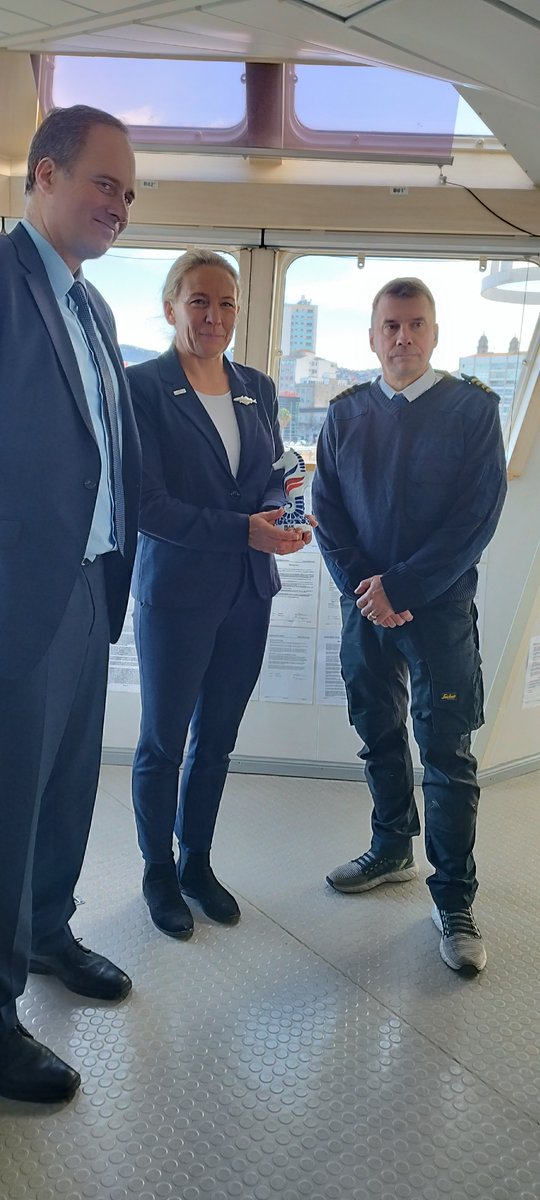 PuertoDeVigo's tweet photo. 🤝Gracias a @EFCA_EU y a su directora @susan_steele_ por invitarnos a conocer más de cerca el buque #OceanProtector, fletado por la Agencia Europea de Control de la Pesca para apoyar a los estados miembros en la protección de los recursos naturales 👏 https://t.co/GLOfVRQP7u