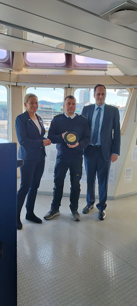 PuertoDeVigo's tweet photo. 🤝Gracias a @EFCA_EU y a su directora @susan_steele_ por invitarnos a conocer más de cerca el buque #OceanProtector, fletado por la Agencia Europea de Control de la Pesca para apoyar a los estados miembros en la protección de los recursos naturales 👏 https://t.co/GLOfVRQP7u