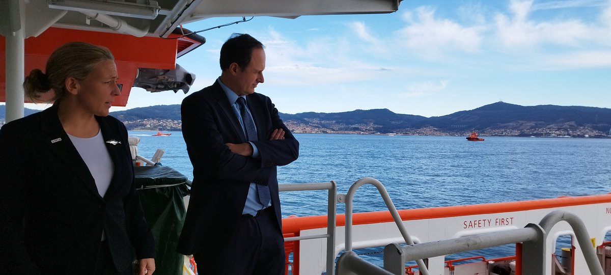 PuertoDeVigo's tweet photo. 🤝Gracias a @EFCA_EU y a su directora @susan_steele_ por invitarnos a conocer más de cerca el buque #OceanProtector, fletado por la Agencia Europea de Control de la Pesca para apoyar a los estados miembros en la protección de los recursos naturales 👏 https://t.co/GLOfVRQP7u