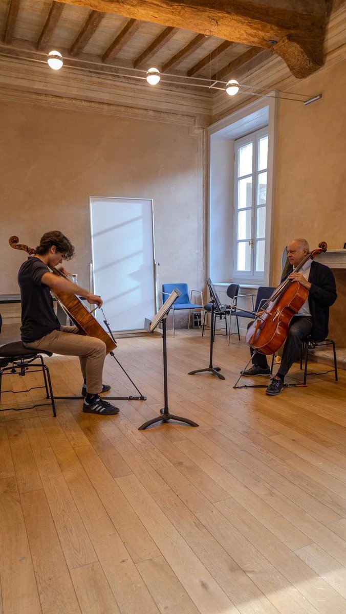 CelloMeneses's tweet photo. Semana de aulas na @StaufferCenter. // Week of classes at Accademia Stauffer. 🎶🎻 https://t.co/OcvtrSpCXQ