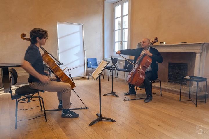 CelloMeneses's tweet photo. Semana de aulas na @StaufferCenter. // Week of classes at Accademia Stauffer. 🎶🎻 https://t.co/OcvtrSpCXQ