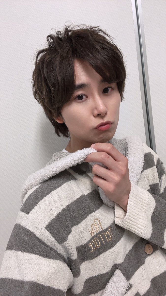 5mizo_taku9's tweet photo. 朗読劇「#朝彦と夜彦1987」
初日ご来場ありがとうございました。
寒いので皆さまお気をつけてお帰りください(_ _)！

郁がツーショットを撮って送ってくれたのですが、なぜか僕には1ミリの需要もない自撮りが一緒に送られてきたので…本人よりも先に使ったる。

明後日もよろしくお願い致します！ https://t.co/DxlgJtgdLs