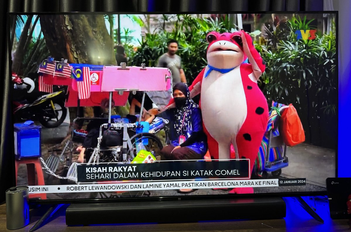 AkeemSharyzal's tweet photo. Kalau jumpa katak comel ni dekat Sogo Kuala Lumpur, jom la kita bantu dia. Dia tengah kumpul duit jaga keluarga dia OKU. Aku gunakan platform yang ada ni untuk sebarkan 🥺 https://t.co/8doizdO26i