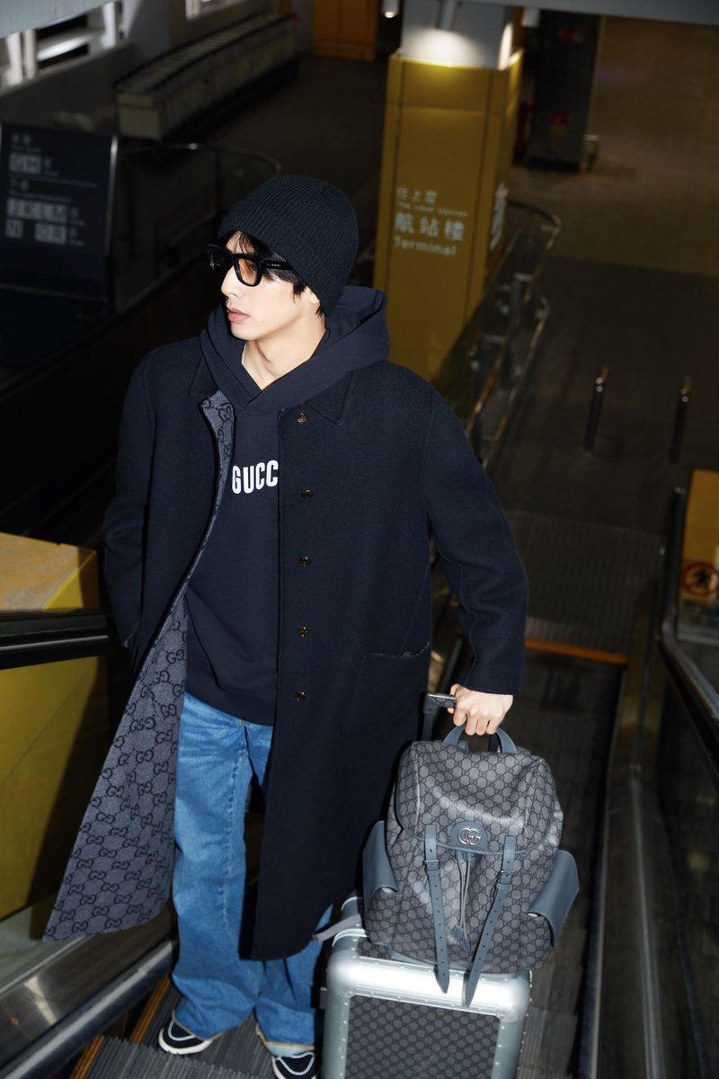 gucci's tweet photo. With the #GucciPorter in hand, #SongWeilong is captured on his way to the #GucciFW24 men’s fashion show in Milan. #GucciValigeria https://t.co/EziRoQdgTG
