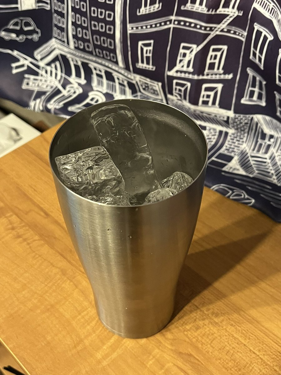 yudanaaaa3's tweet photo. 自分で氷割って作るハイボール最強だ、さいきょーだー https://t.co/B6GMOeJxmk