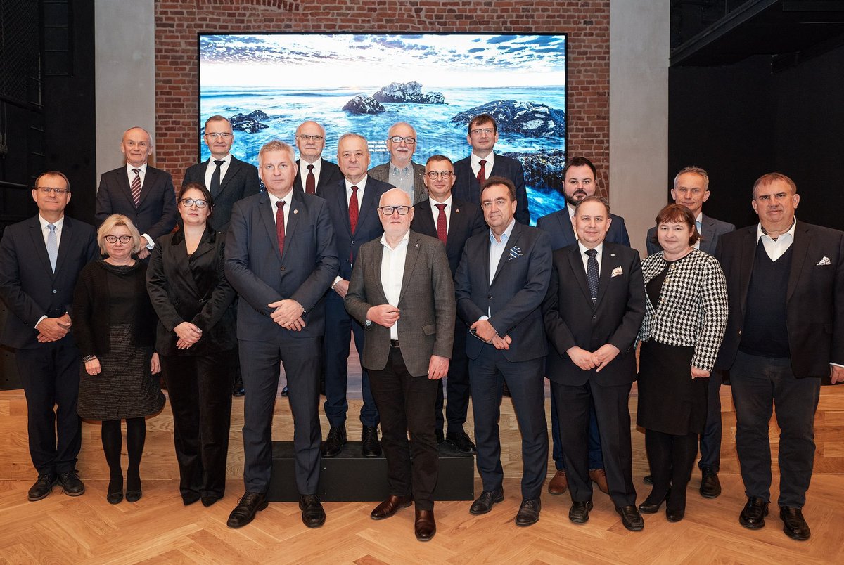 Jeśli doszłoby do zamknięcia kierunków lekarskich, które nie spełniają odpowiednich wymogów i otrzymały negatywną opinię Polskiej Komisji Akredytacyjnej, uczelnie zrzeszone w Konferencji Rektorów Akademickich Uczelni Medycznych (KRAUM) byłyby gotowe przyjąć studentów z tych