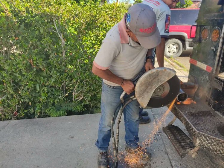 hidroven_ve's tweet photo. #Hidrocapital reparó avería reportada a través de la @VenAppSocial en el sector Trapichito, con la sustitución de tubería de agua potable de 3" y la  instalación de un Niple de 50cm con 2 juntas mecánicas. Para atender a la 236 familias en Miranda.
@NicolasMaduro @RMarcoTorres https://t.co/Aw6bpzUDQB