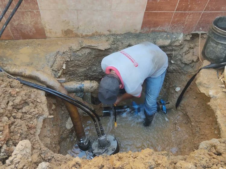 hidroven_ve's tweet photo. #Hidrocapital reparó avería reportada a través de la @VenAppSocial en el sector Trapichito, con la sustitución de tubería de agua potable de 3" y la  instalación de un Niple de 50cm con 2 juntas mecánicas. Para atender a la 236 familias en Miranda.
@NicolasMaduro @RMarcoTorres https://t.co/Aw6bpzUDQB