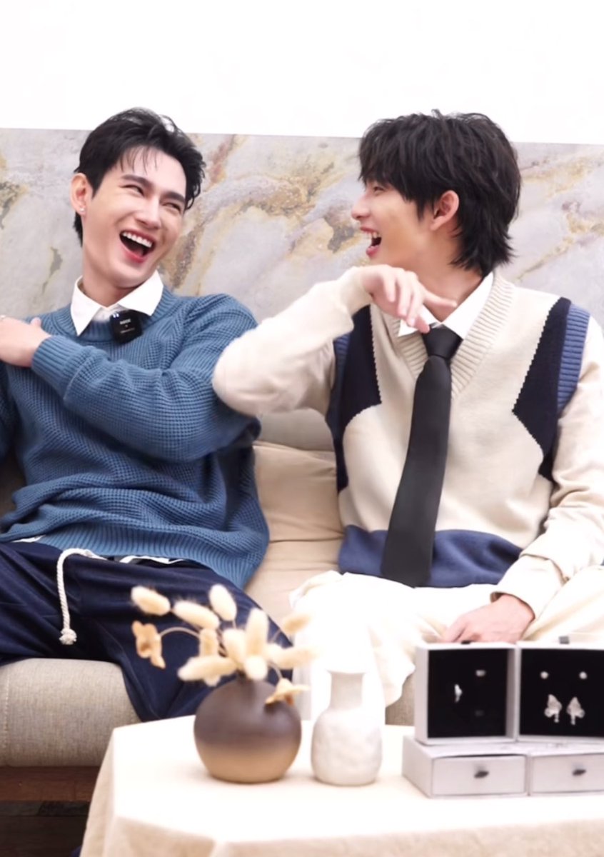 Lunar_xk's tweet photo. 🐶:*nudges 🐱
🐶: Mama also answered.
🐱: *too stunned to speak coherently
🐶 and his sneaky attacks out of nowhere 😂
#TISHIXPOOHPAVEL #PitBabeTheSeries #PavelPooh #pavelphoom #ppoohkt @pavelphoom @ppoohkt
https://t.co/yzRrAYpDHy
