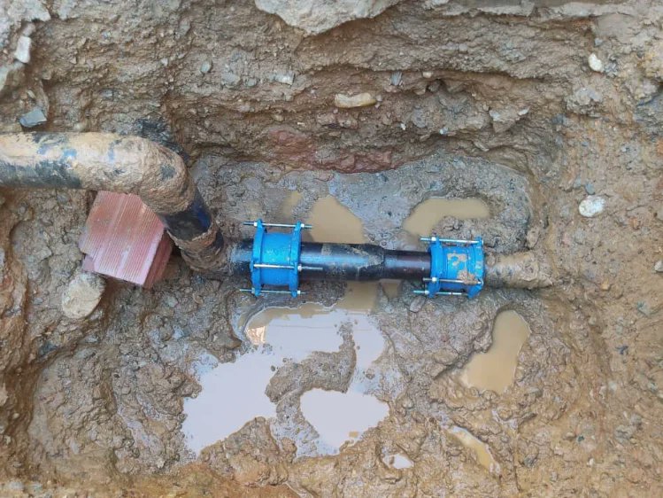 hidroven_ve's tweet photo. #Hidrocapital reparó avería reportada a través de la @VenAppSocial en el sector Trapichito, con la sustitución de tubería de agua potable de 3" y la  instalación de un Niple de 50cm con 2 juntas mecánicas. Para atender a la 236 familias en Miranda.
@NicolasMaduro @RMarcoTorres https://t.co/Aw6bpzUDQB