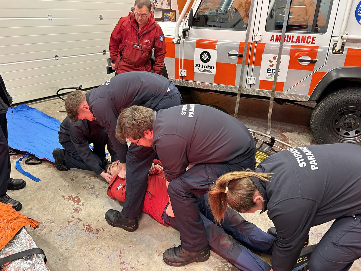 ParaSocietyUWS's tweet photo. Thanks to Mark and the team @OchilMRT for letting us tour their facility. Our members participated in some MRT-based workshops, which gave us a great insight into some of their work!! #prehospitalcare #interprofessionalworking #paramedicscience https://t.co/IY8jEa9v6d
