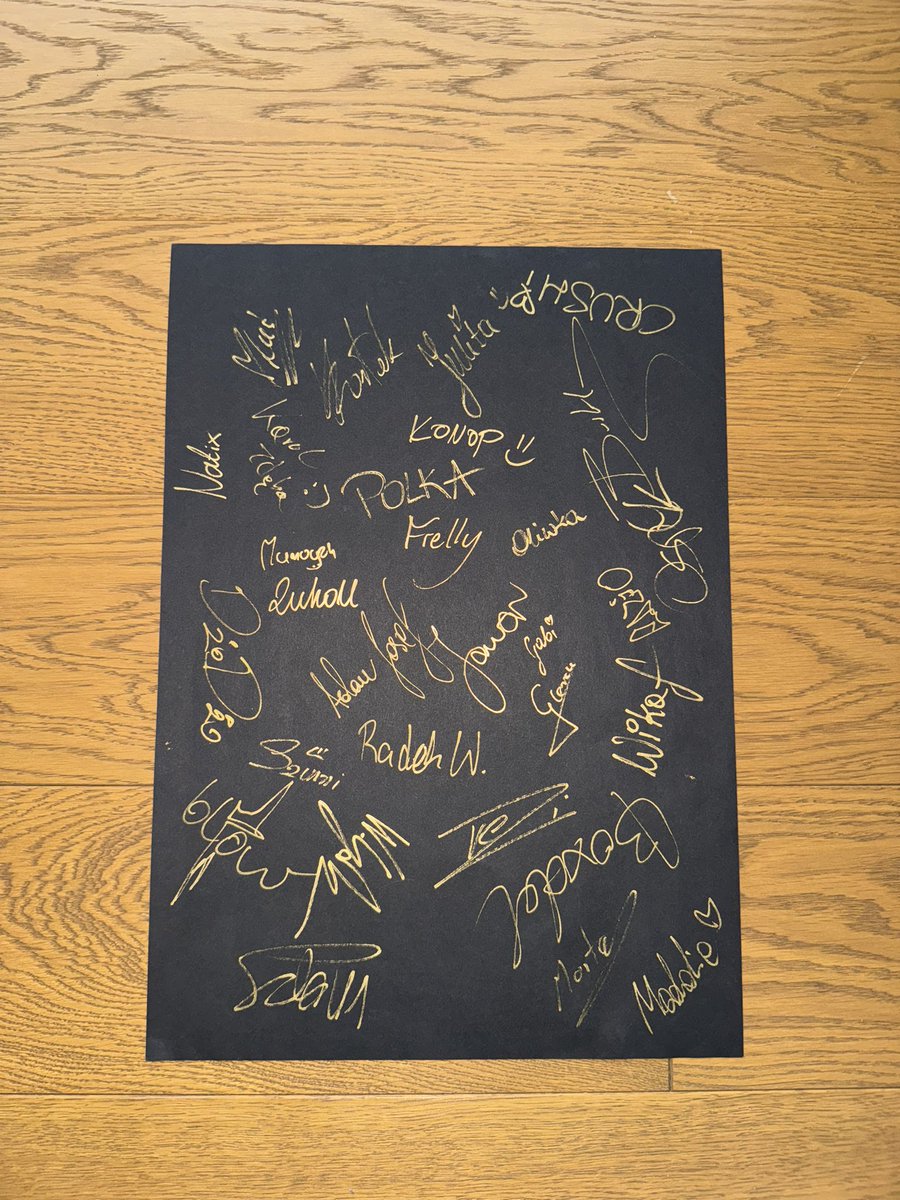 Sitr0x's tweet photo. A gdyby tak wystawić na aukcję WOŚP 50 AUTOGRAFÓW YouTuberów, które zbierałem jakiś czas temu na filmie? 🤔 https://t.co/PzUxxZbdnd